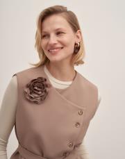 esla çiçek broşlu kuşaklı yelek camel 2