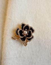 taşlı gül broş siyah