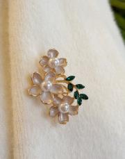 inci çiçekli gold broş beyaz