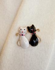 kedi figürlü broş siyah-beyaz