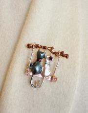 kedi figürlü broş mavi-beyaz