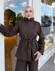 dik yaka ceketli takım çizgili kahve 2