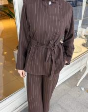 dik yaka ceketli takım çizgili kahve 4