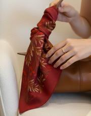 yaprak desenli fular kırmızı